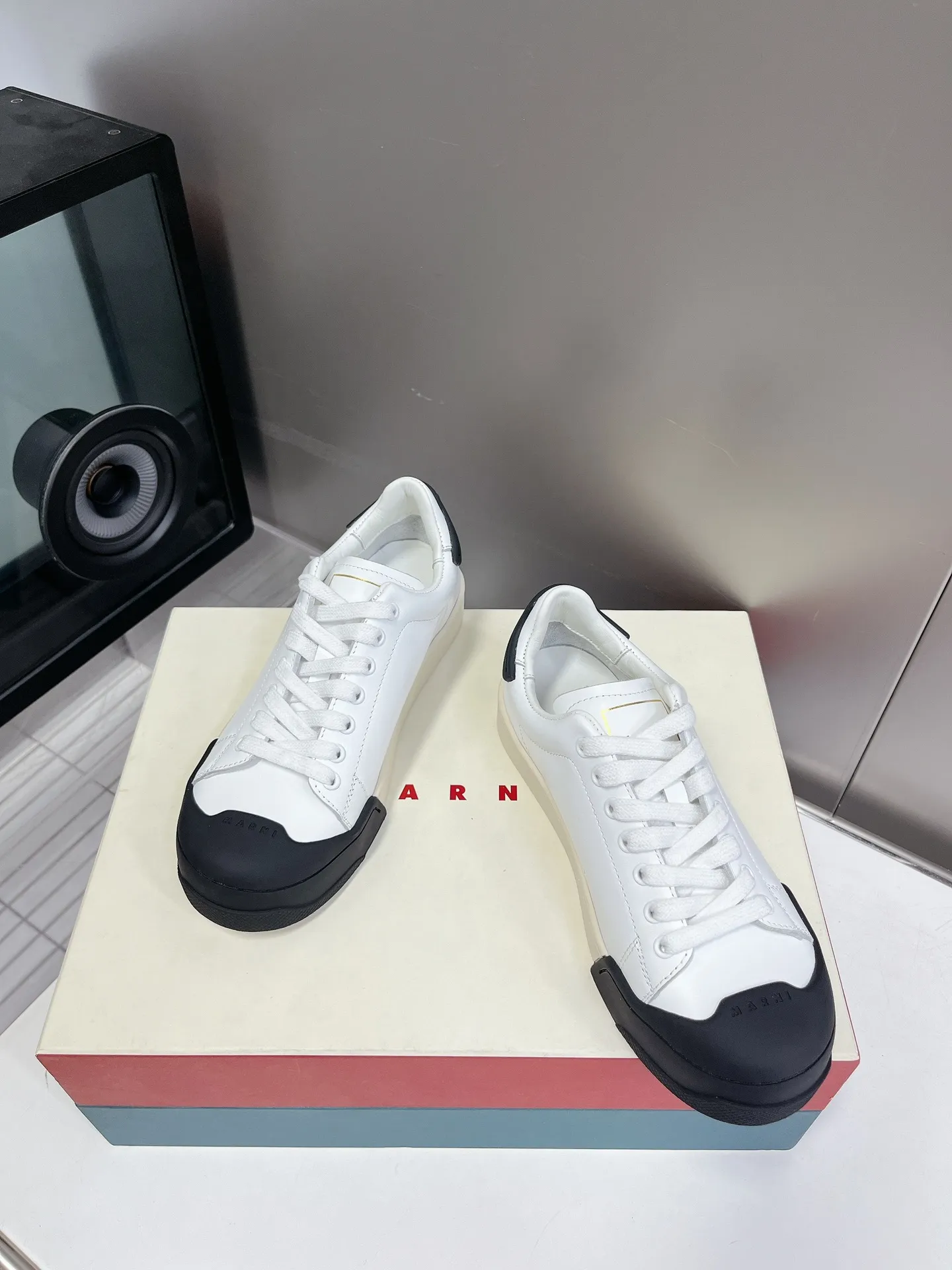 👟👟Ex-factory price 520👟👟 MARNI Mani DADA BUMPER series casual sports shoes shell toe biscuit shoes white shoes. The front and back of the shoes are equipped with rubber protective layers. On the one hand, it increases the wear resistance of the shoes. On the other hand, MARNI uses its good color combinations here. BUMPERs of different colors become the finishing touch of the white shoes, improving the fashion. The uppers are handmade from soft Italian calfskin, which has excellent breathability and elasticity. The special waffle sole (with a diamond pattern like a waffle) is more lightweight, non-slip and wear-resistant. Exquisite packaging at the delivery counter 🛍📦 ▪️Fabric: Original customized imported first-layer cowhide ▪️Inner lining: Original imported soft sheepskin ▪️Sole: Original molded TPU outsole ▪️Sole thickness: 3CM ▪️Size: 35-40